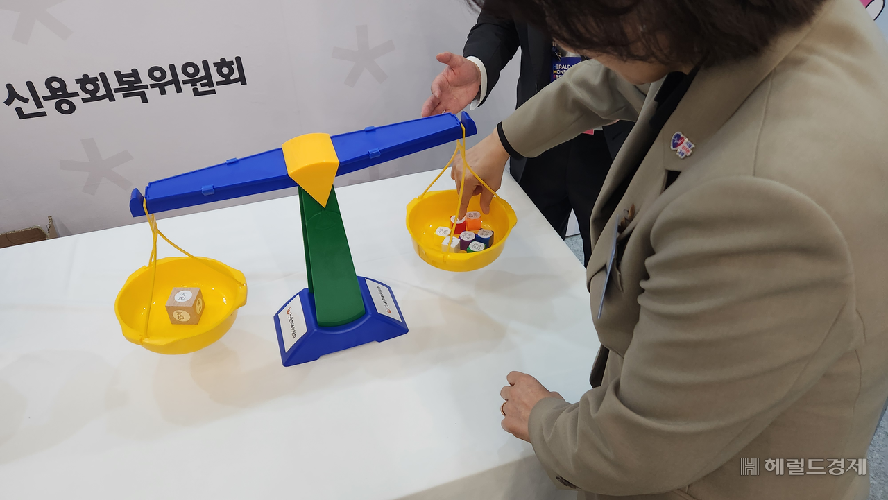 김은경 신용회복위원장 겸 서민금융진흥원장이 2일 서울 동대문디자인플라자(DDP)에서 열린 신복위·서금원 공동부스 저울 체험을 하고 있다. 정호원 기자