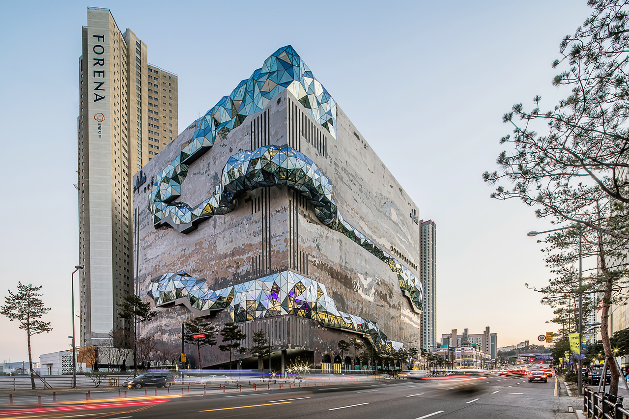 A view of Galleria Gwanggyo in Gwanggyo, Gyeonggi Province (© Hong Sung Jun, courtesy of OMA)
