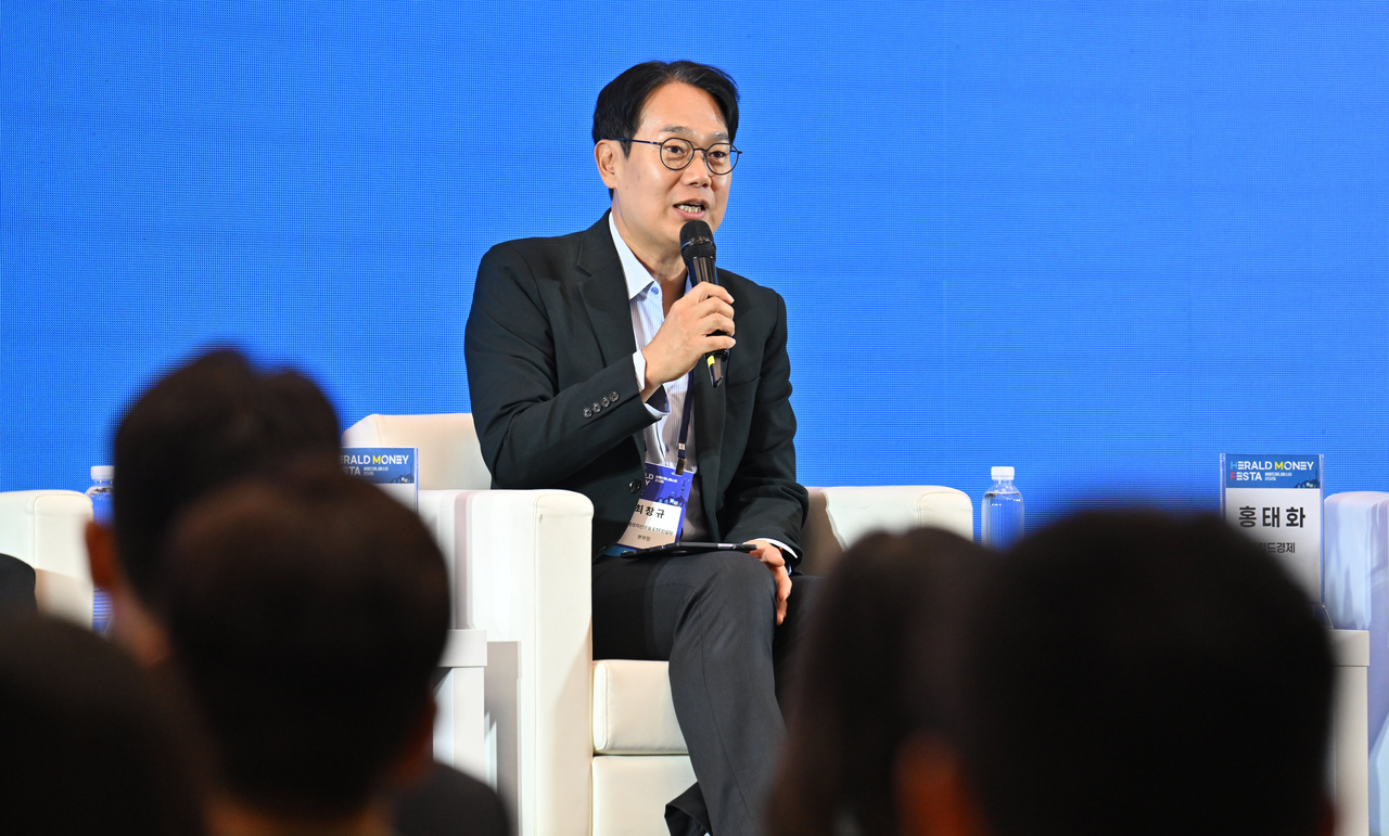 Choi Chang-gyu, head of the ETF consulting division at Mirae Asset Global Investments, speaks during a panel discussion on investment strategies in a volatile market at the Herald Money Festa 2026, held at Dongdaemun Design Plaza in Jung-gu, Seoul, on Friday. Now in its third year, the Herald Money Festa 2026 carries the theme "Money Rebalancing." The event brings together leading domestic experts to share investment insights covering shares, real estate, financial products, tax savings and virtual assets for audiences ranging from beginners to seasoned investors. Photo by Lim Se-jun