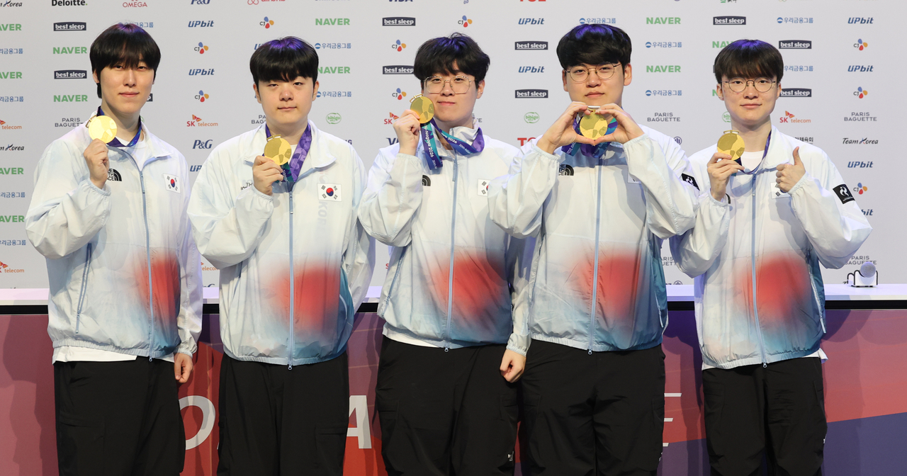 Members of South Korea’s League of Legends team pose for a photo during a medalists’ press conference at Korea House in Nagoya, Japan, on Saturday, during the 2026 Aichi-Nagoya Asian Games. From left are Kim Geon-woo, Kim Geon-bu, Choi Woo-je, Lee Min-hyeong and Lee Sang-hyeok. (Yonhap)