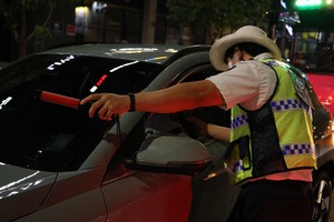 도우러 온 경찰관 걷어차고 음주측정 거부·욕설까지…법원 잇따라 처벌