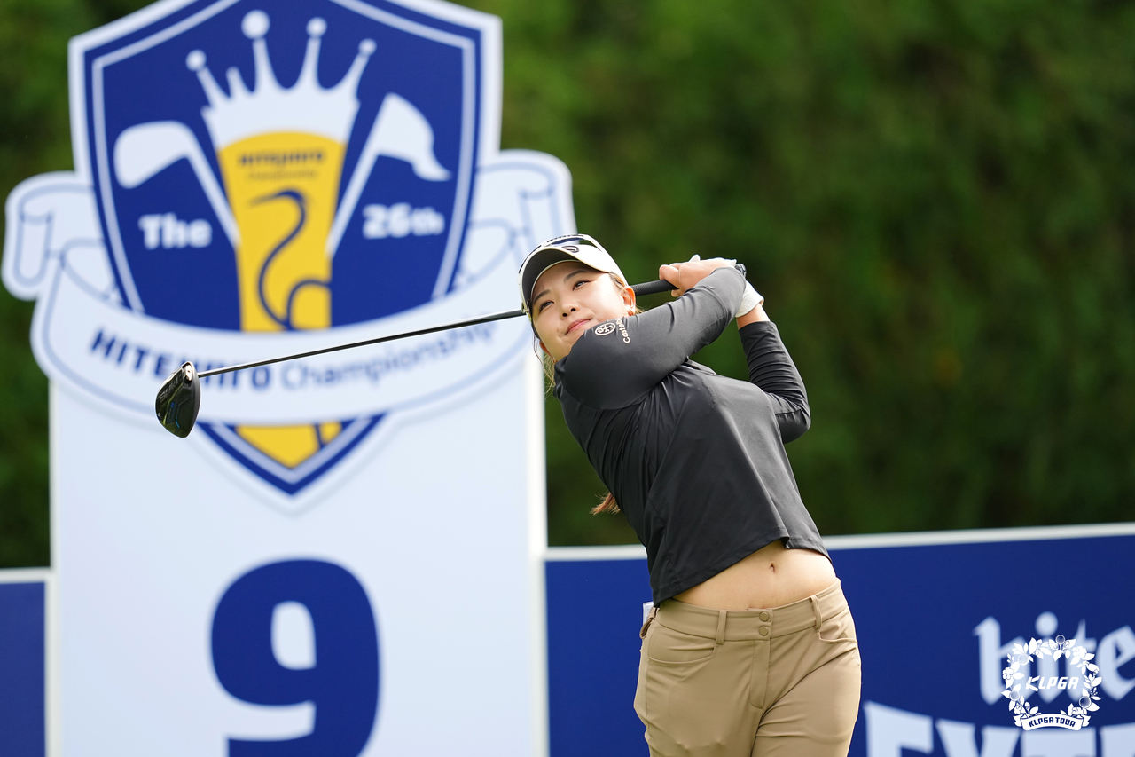 유서연이 3일 경기도 여주시 블루헤런 골프클럽에서 열린 KLPGA 투어 제26회 하이트진로 챔피언십 3라운드 9번 홀에서 티샷을 하고 있다. [KLPGA 제공]