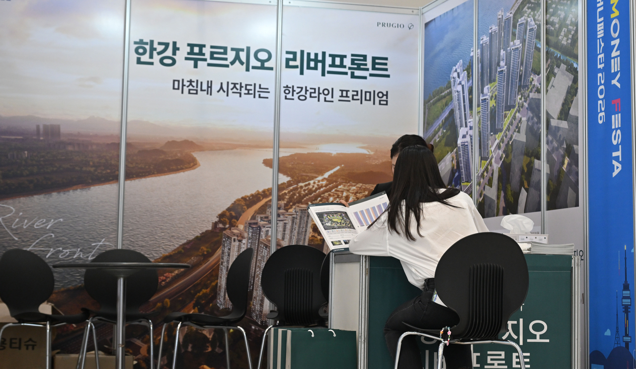 3일 서울 중구 동대문디자인플라자에서 열린 헤럴드 머니페스타 2026에서 행사장을 찾은 한 관람객이 대우건설 부스를 방문해 상담을 받고 있다. 올해로 3회째를 맞이한 ‘헤럴드머니페스타 2026’의 주제는 ‘머니 리밸런싱(Money Rebalancing·다시 맞추는 자산의 무게)’이다. 이번 행사에서는 국내 최고 전문가들이 투자 초심자부터 재테크 고수까지 다양한 계층을 대상으로 주식·부동산·금융상품·절세·가상자산을 총망라하는 재테크 정보를 제공한다. 임세준 기자