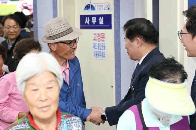 Goheung-gun County Chief Gong Yeong-min (right) greets elderly residents at a National Elderly Day event on Friday.