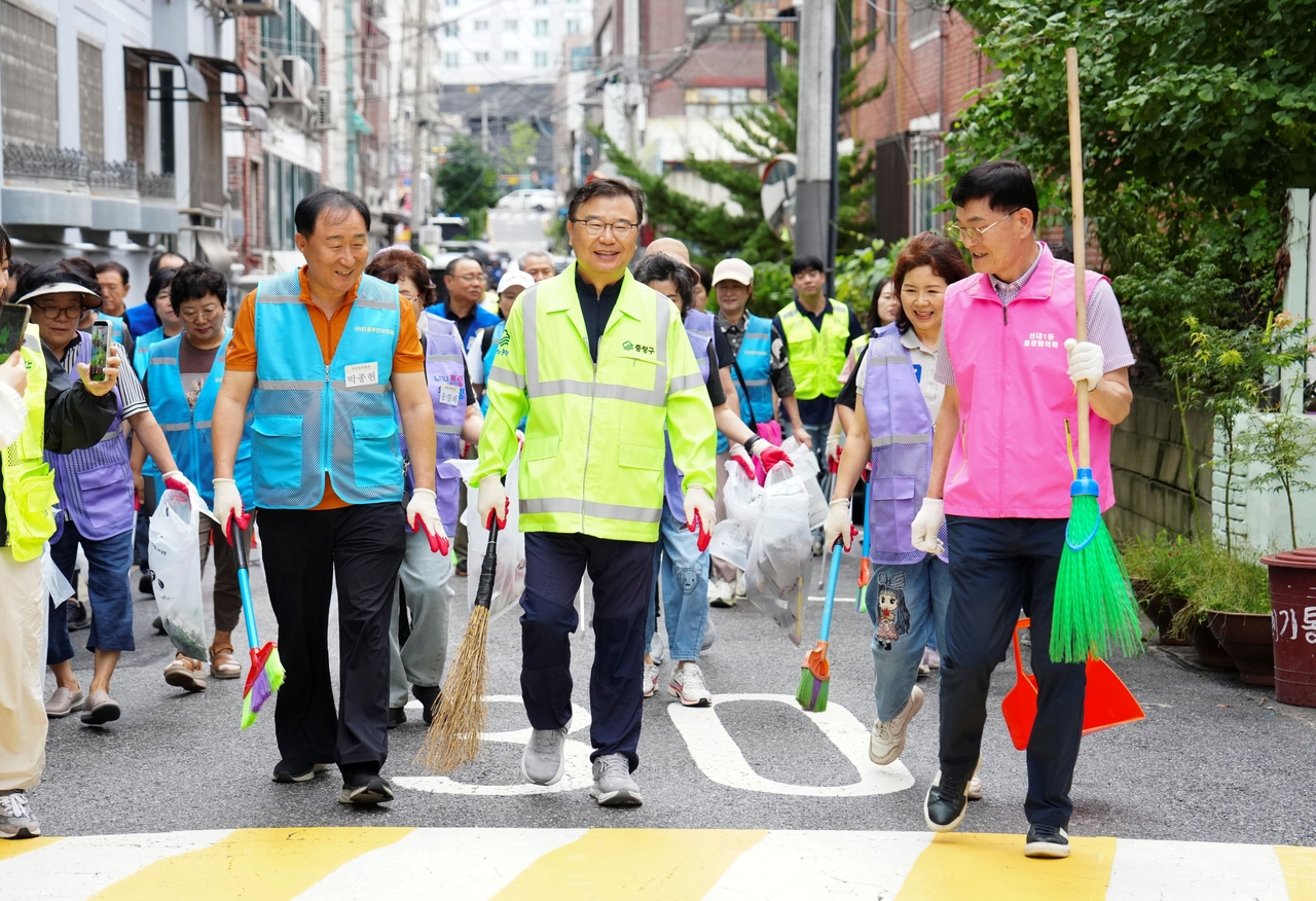 류경기 중랑구청장(가운데)이 구민들과 골목 청소를 하고 있다.