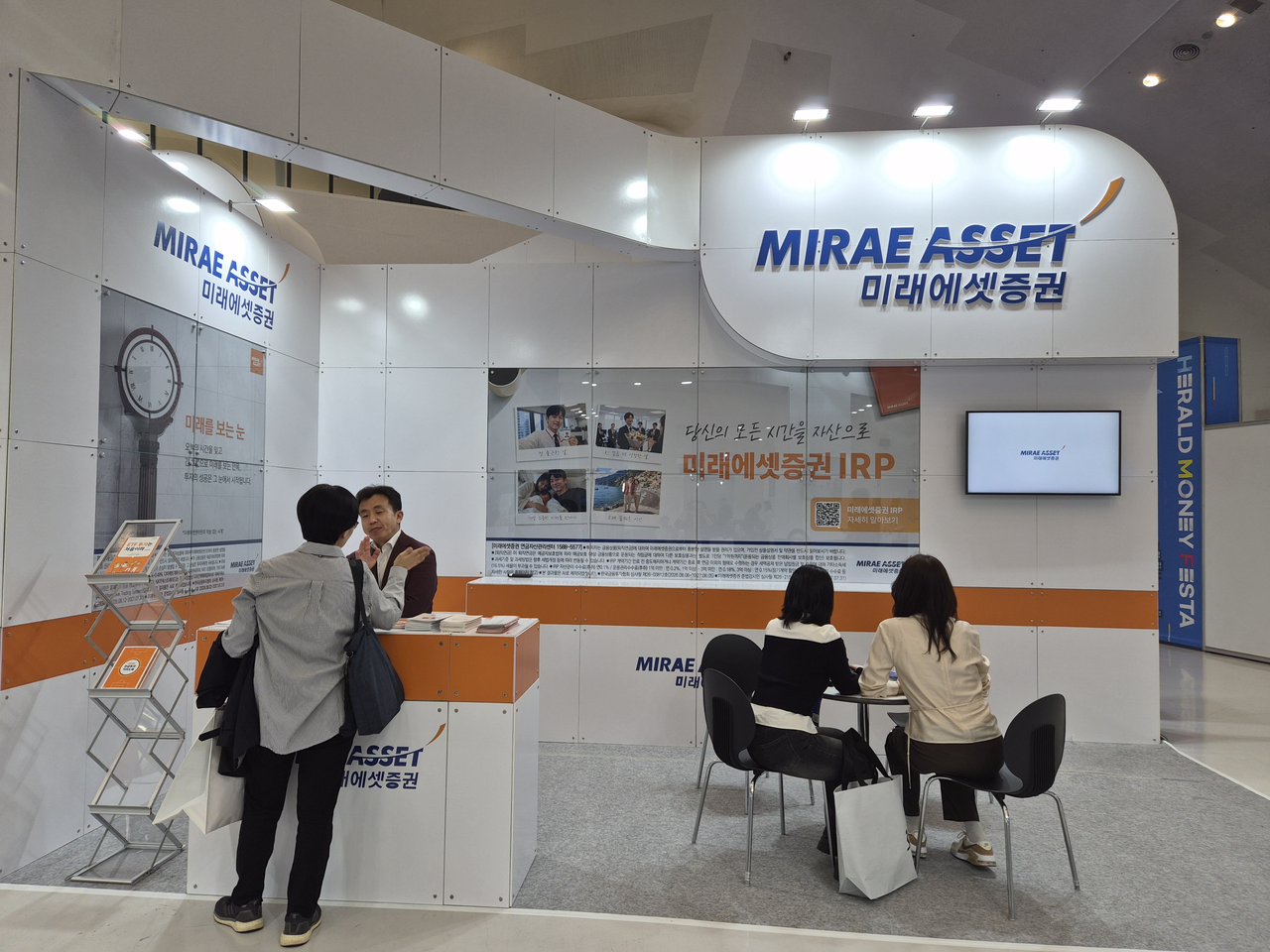 Investors receive investment consultations at the Mirae Asset Securities booth during the Herald Money Festa 2026 at Dongdaemun Design Plaza in Jung-gu, Seoul, on Saturday. Photo by Kim Yu-jin