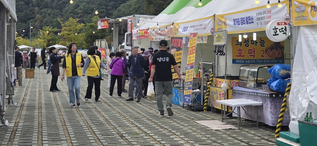 The grounds of Gubong Park along the Namdaecheon stream in Uiseong-eup, North Gyeongsang Province, are largely empty on Saturday, the opening day of the 2026 Uiseong Superfood Garlic Festival. [Photo by Kim Byung-jin]