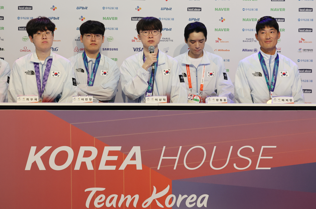 Lee Sang-hyeok (center) of South Korea’s League of Legends team answers questions from reporters during a medalists’ press conference at Korea House in Nagoya, Japan, on Saturday during the 2026 Aichi-Nagoya Asian Games. (Yonhap)