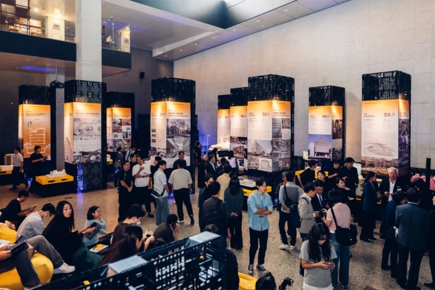 Visitors take in works at the Seoul Hall of Urbanism and Architecture, where the 18th Seoul Architecture Culture Festival is currently on display. The venue sits in the heart of the city, next to Deoksugung, a historic royal palace. [Seoul Metropolitan Government]