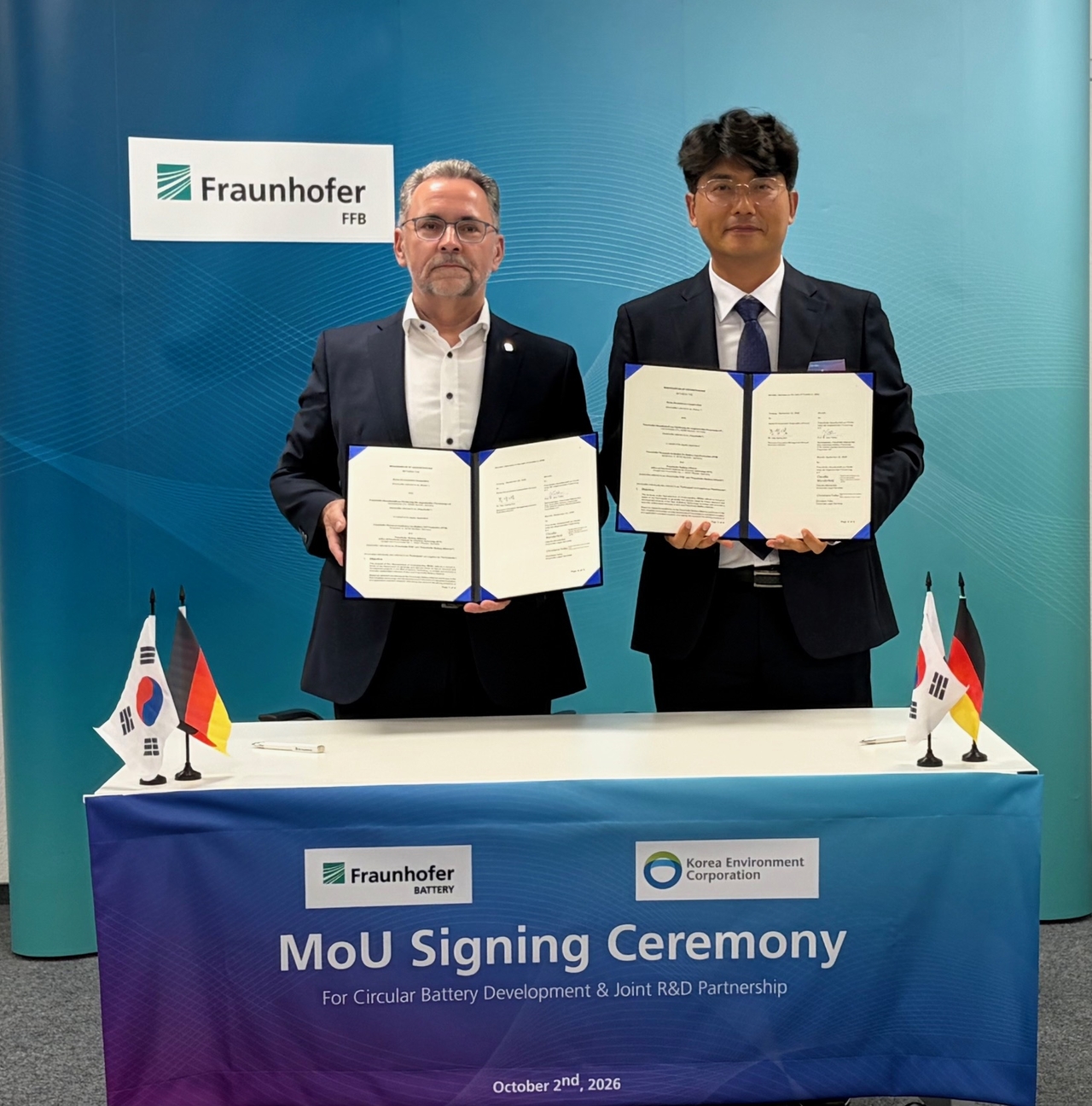 2일(현지시간) 독일 뮌스터 현지 프라운호퍼 배터리연구소(FFB)에서 김성민 한국환경공단 환경성보장처장과 옌스 튀브케(Jens Tübke) 프라운호퍼 소장이 협약서를 교환하고 기념 촬영을 하고 있다. [한국환경공단 제공]