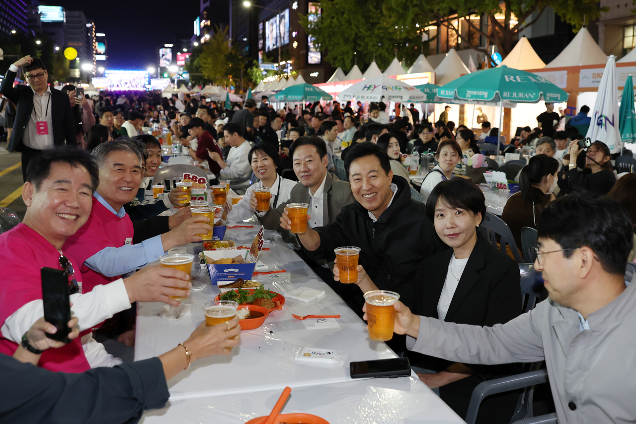 2026 강남페스티벌에 참여한 오세훈 시장이 김현기 강남구청장 등과 함께 맥주를 마시며 즐거워하고 있다. 사진 제공=서울시