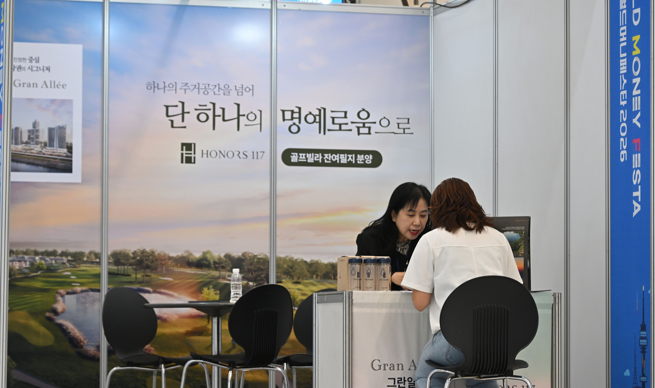 A visitor consults with a construction company representative at a booth during Herald Money Festa 2026, held Saturday at Dongdaemun Design Plaza in Jung-gu, Seoul. Now in its third year, the event is themed "Money Rebalancing: Recalibrating the Weight of Your Assets." Domestic experts cover a wide range of investment topics — from shares and real estate to financial products, tax savings and virtual assets — targeting audiences from first-time investors to seasoned wealth managers. Photo by Lim Se-jun