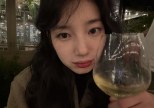 수지, 와인잔만 한 얼굴에 캠코더까지 드니…일상이 영화네