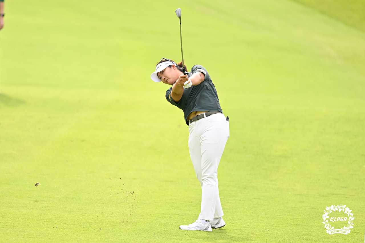 유해란이 3일 경기도 여주시 블루헤런 골프클럽에서 열린 KLPGA 투어 제26회 하이트진로 챔피언십 3라운드 9번 홀에서 세컨드 샷을 하고 있다. [KLPGA 제공]