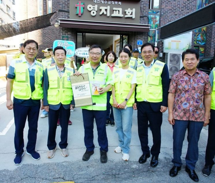 골목 청소 후 표창을 받은 류경기 중랑구청장과 구민들