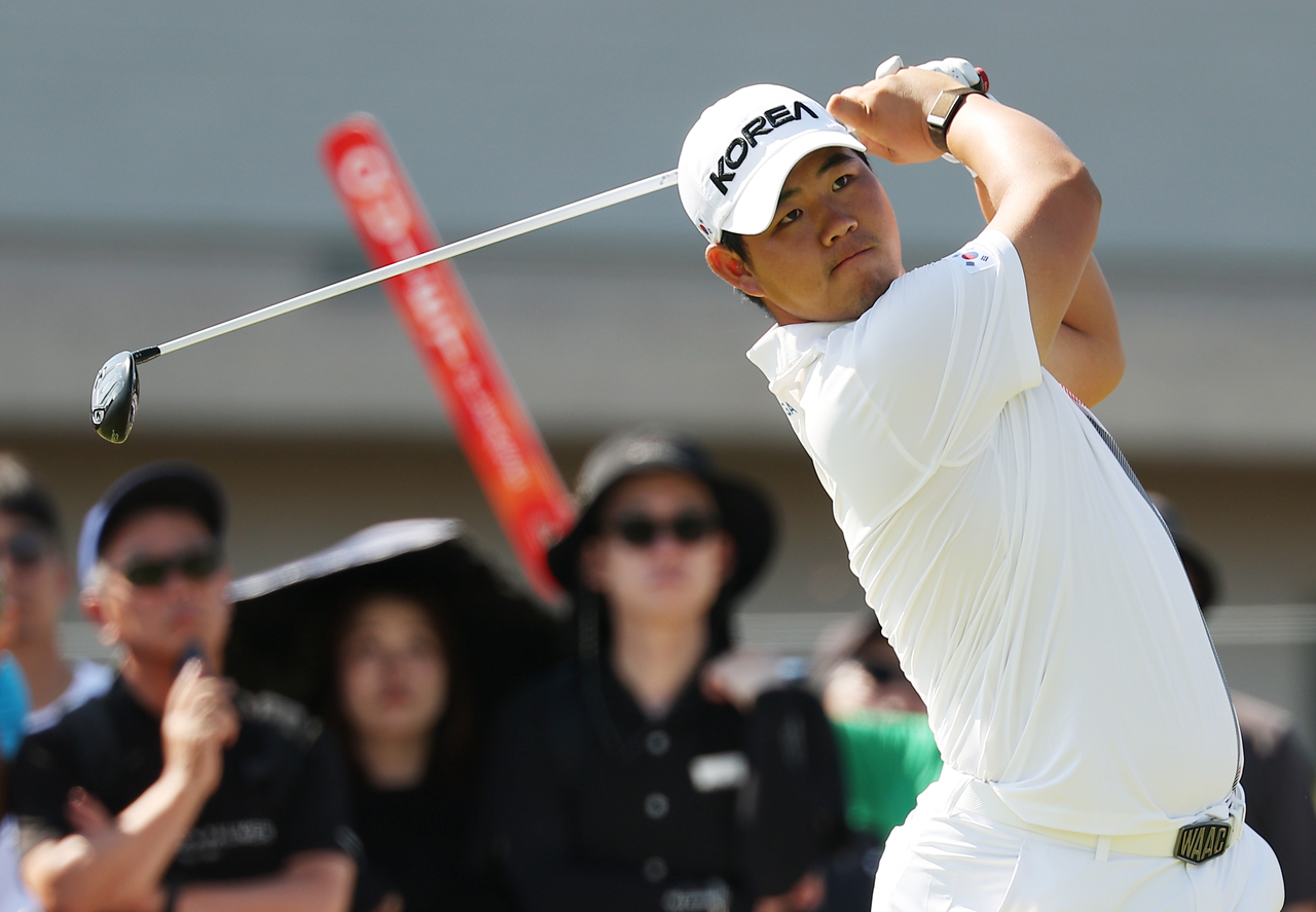 Kim Joo-hyung of South Korea tees off on the 10th hole during the final round of the men's golf tournament at the Aichi-Nagoya Asian Games at Kasugai Country Club East Course in Kasugai, Japan, on Saturday. (Yonhap)