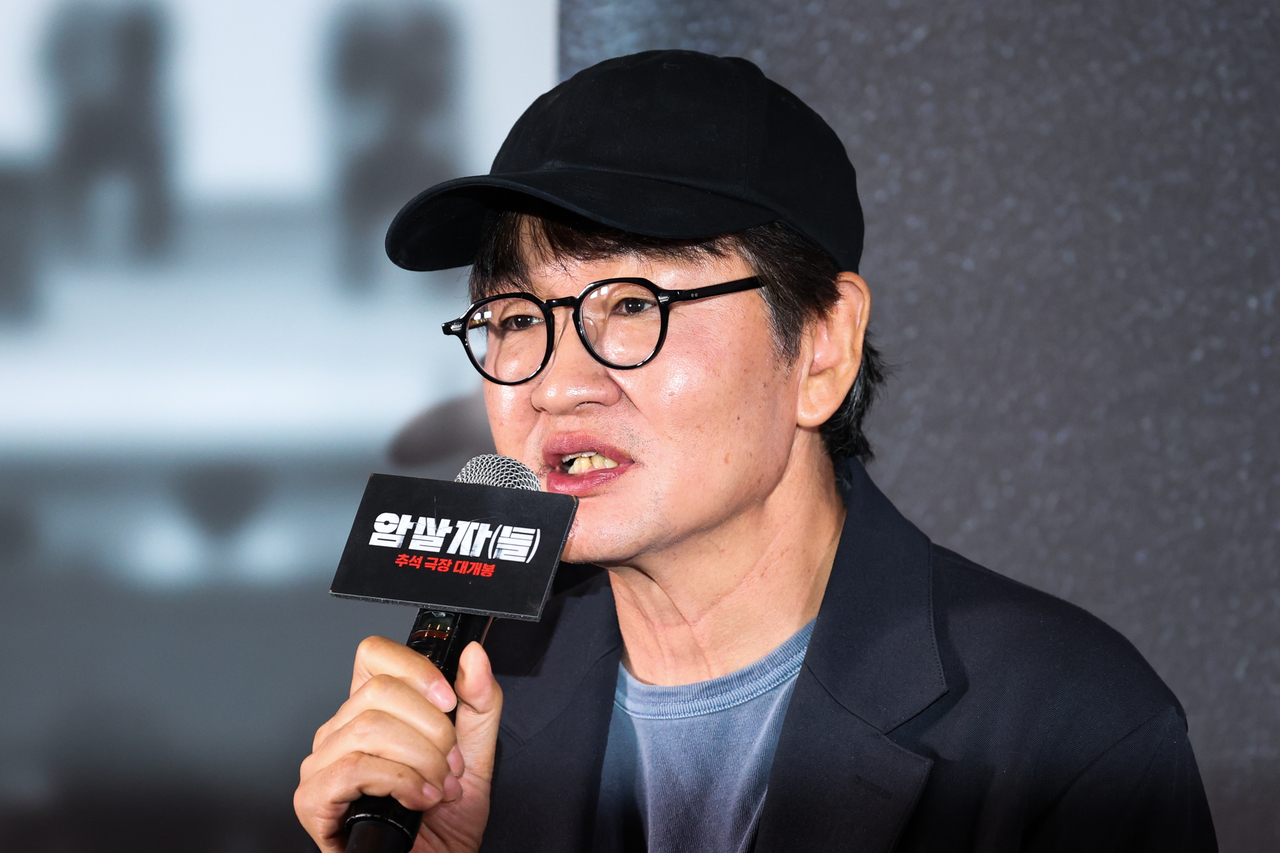 허진호 감독이 8일 서울 강남구 삼성동 코엑스 메가박스에서 열린 영화 ‘암살자(들)’ 시사회 및 기자간담회에서 인사말을 하고 있다. [연합]