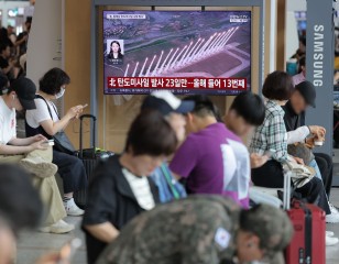 지난달 12일 서울역에서 북한의 단거리탄도미사일 발사 관련 뉴스 보도가 송출되고 있다. [연합]