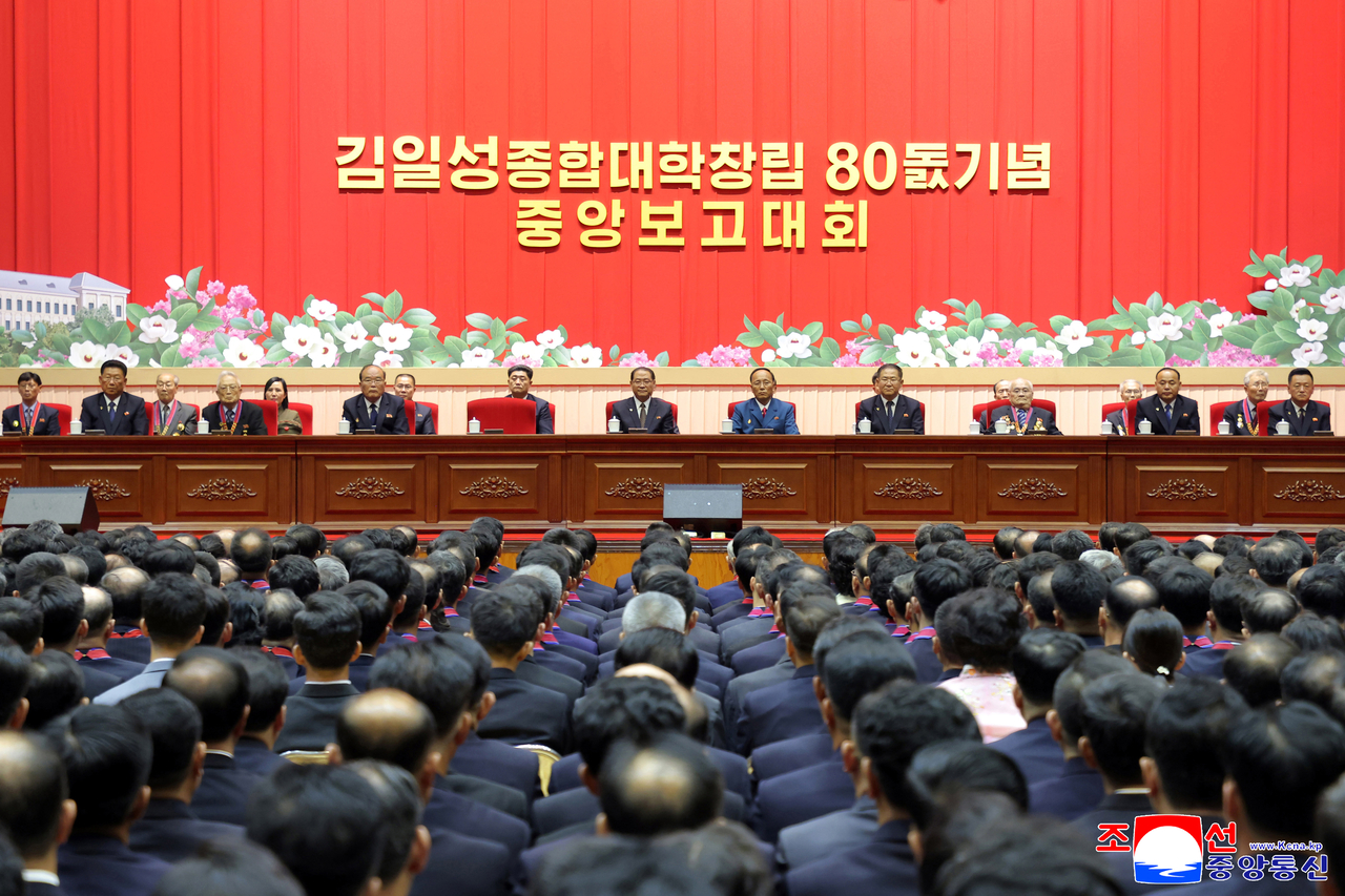 북한은 지난달 30일 김일성종합대학 창립 80주년 기념 중앙보고대회를 열었다고 조선중앙통신이 1일 보도했다. 대회에는 박태성 내각 총리와 주창일·김승두 노동당 비서 등이 참석했다. [연합]