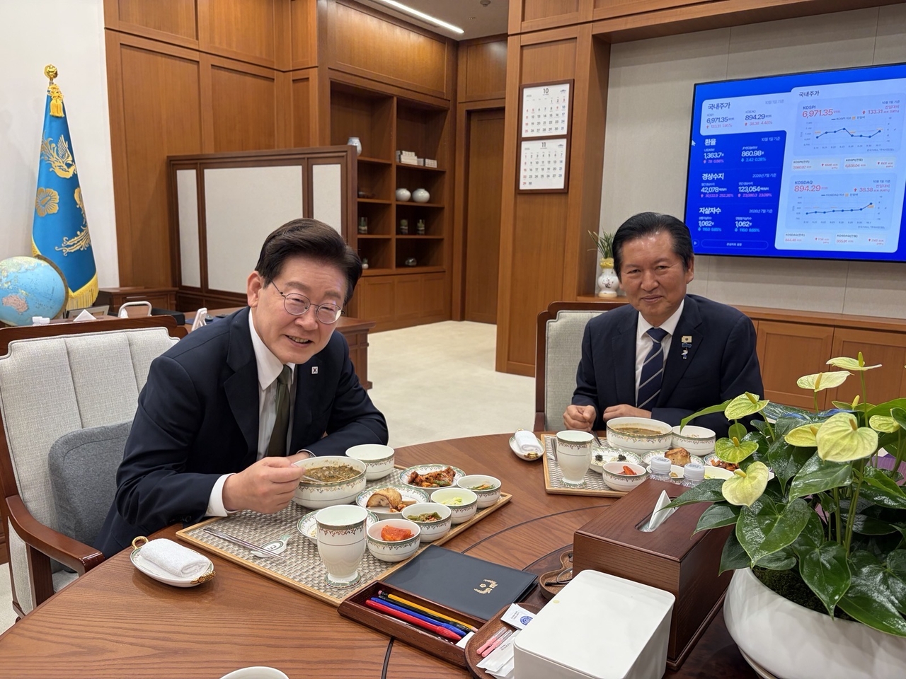 이재명 대통령이 1일 청와대에서 더불어민주당 정청래 전 대표와 만찬을 하고 있다. [청와대]