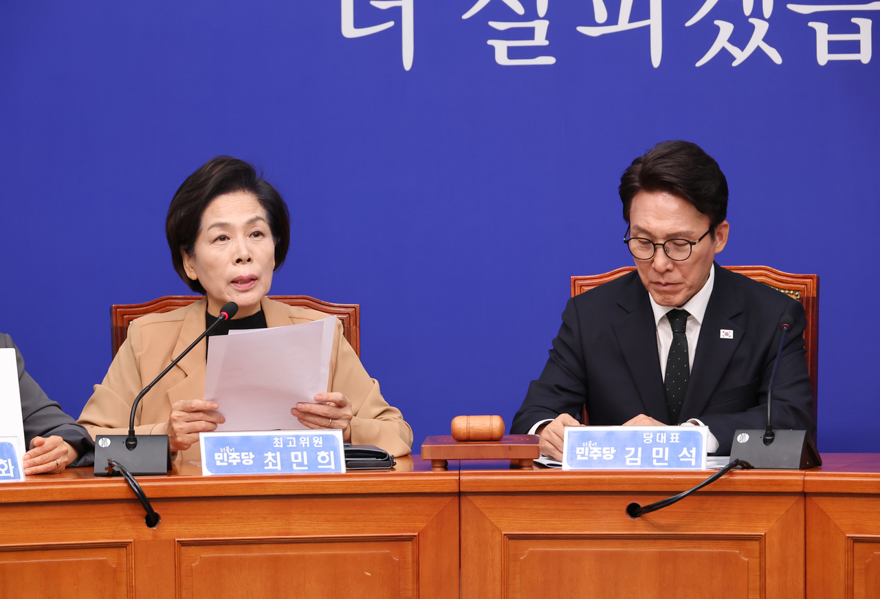 더불어민주당 최민희(왼쪽) 최고위원이 2일 국회에서 열린 최고위원회의에서 발언하고 있다.  [연합]