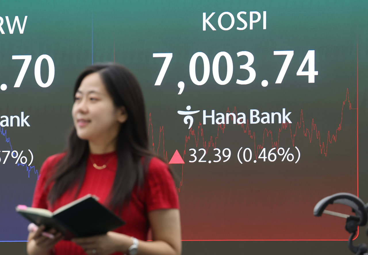 코스피가 상승하며 5거래일 만에 7,000선에서 마감한 2일 서울 중구 하나은행 딜링룸에서 직원이 업무를 보고 있다.
이날 코스피는 32.39p(0.46%) 오른 7,003.74로 거래를 종료했다. <연합뉴스>