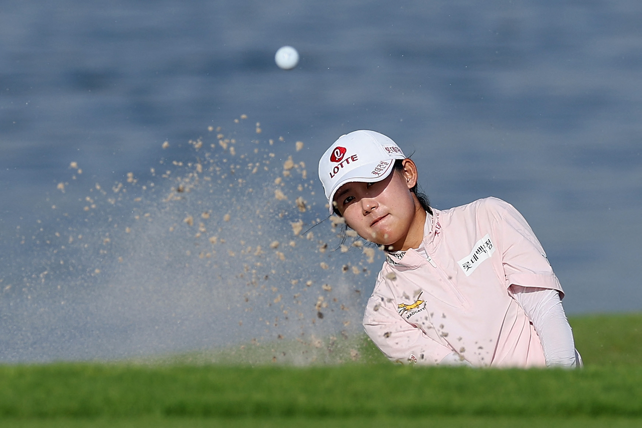Hwang Yu-min plays a bunker shot on the 18th hole during the second round of the LPGA Tour Lotte Championship at Hoakalei Country Club in Ewa Beach, Hawaii, on Saturday (Korean Standard Time). [AFP]