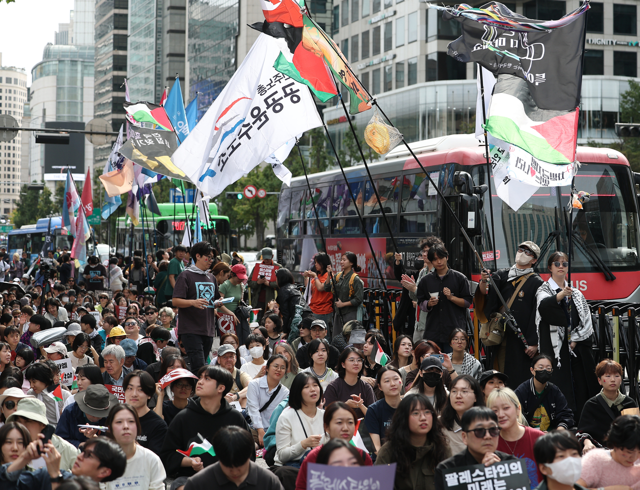 Large rallies held at Gwanghwamun, Sungnyemun on National Foundation Day; street parade in Gangnam