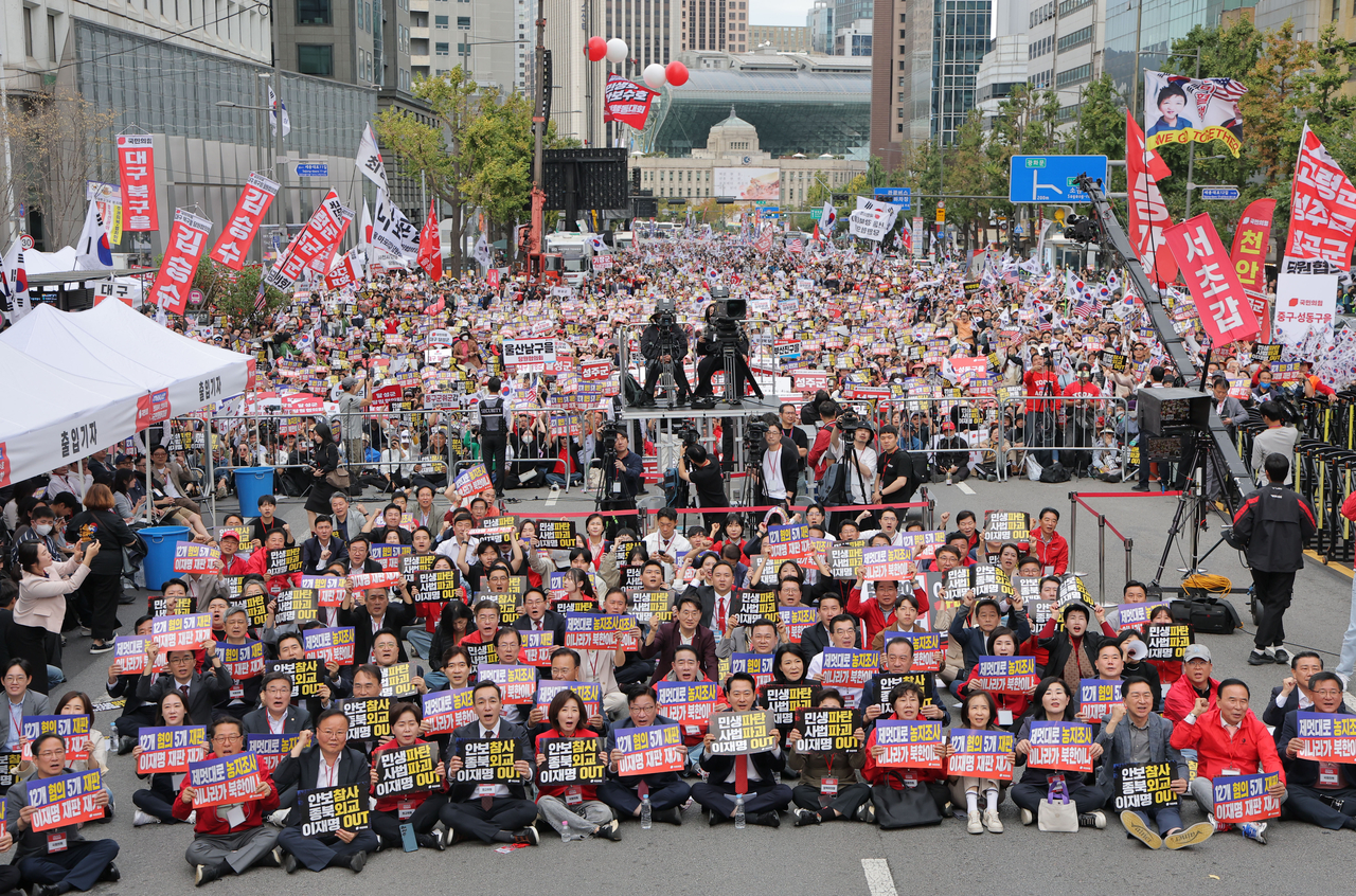 People Power Party leader Jang Dong-hyeok and party members chant slogans at the PPP's "People's Action Rally for Judging the Lee Jae Myung Administration, Restoring Livelihoods and Defending National Security" on Sejong-daero in front of Sungnyemun Gate in Seoul on Saturday. [Yonhap]
