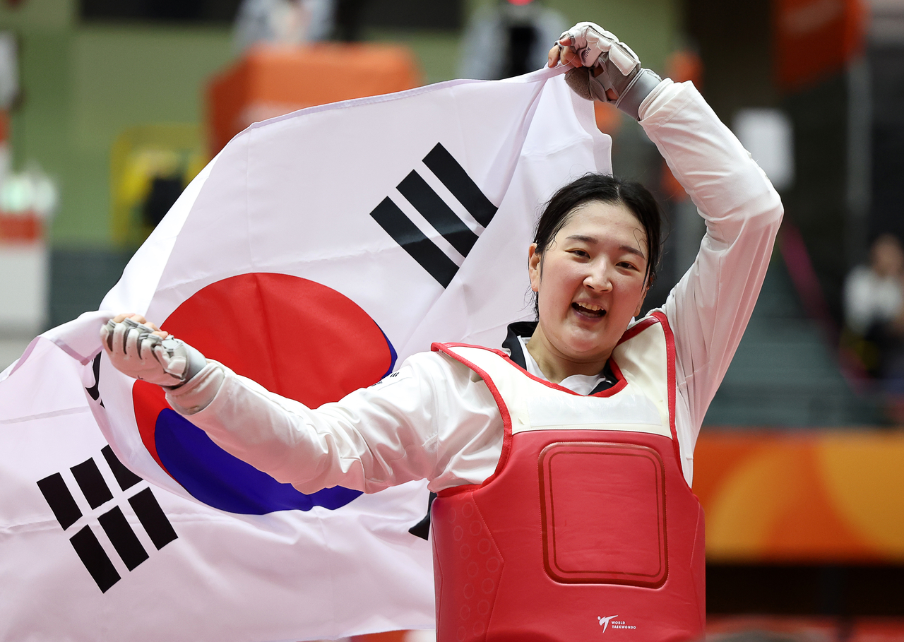 3일 일본 아이치현 도요하시 종합체육관에서 열린 2026 아이치·나고야 아시안게임 태권도 겨루기 여자 67㎏급 한국 송다빈과 중국 무원저 결승 경기. 금메달을 획득한 한국 송다빈이 기뻐하고 있다. [연합]