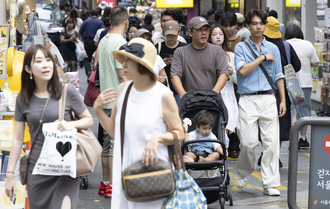 Foreign tourists crowd Myeong-dong in Jung-gu, Seoul, in August this year. [Herald DB]
