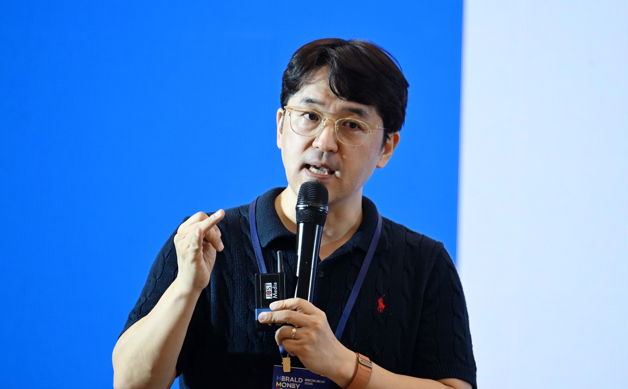 Bae Seong-gi, head of Dad and Future Education, speaks at the Herald Money Festa 2026 at Dongdaemun Design Plaza in Jung-gu, Seoul, on Saturday. Now in its third year, the festival's theme is "Money Rebalancing." Top domestic experts offer personal finance guidance covering shares, real estate, financial products, tax-saving strategies and virtual assets for audiences ranging from first-time investors to seasoned wealth managers.