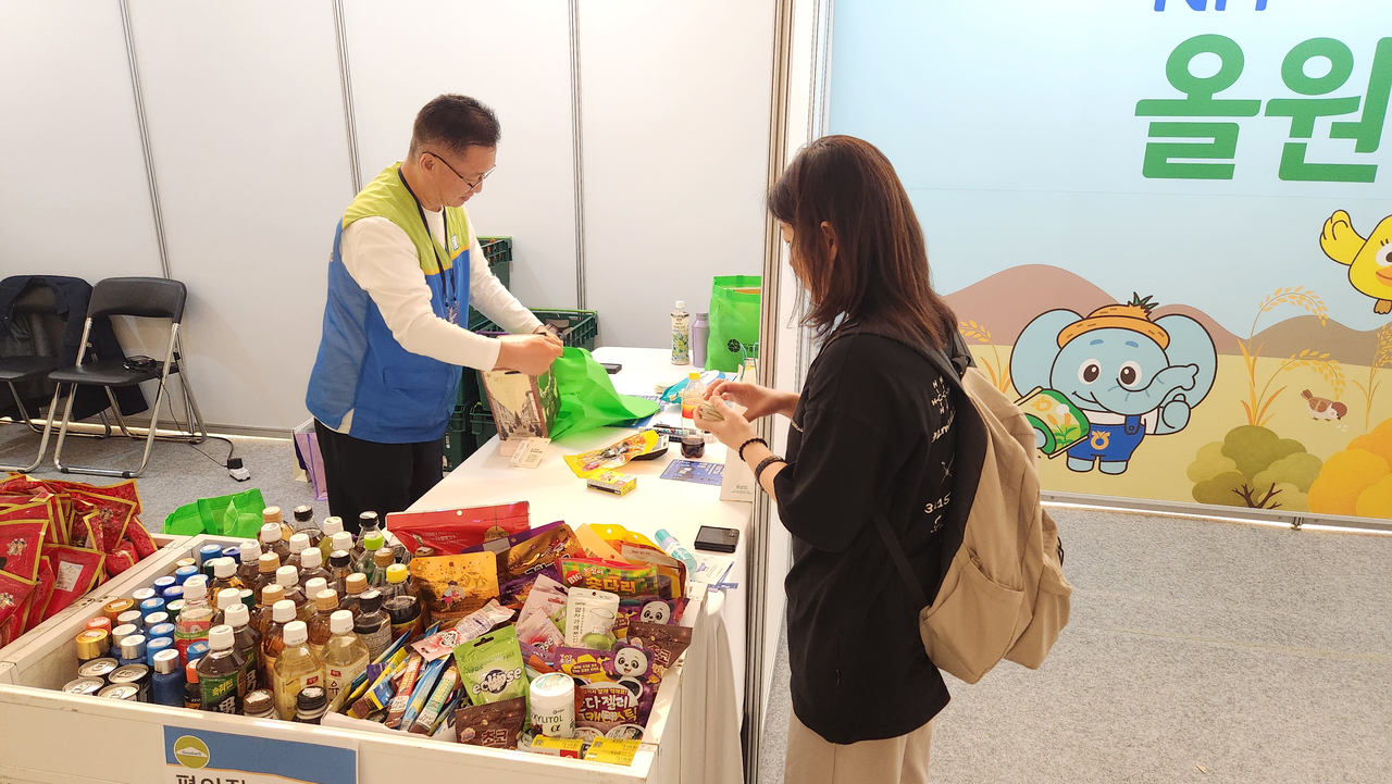 Woori Financial Group and Goodwill Store sell donated corporate goods at the mutual-finance market during the Herald Money Festa 2026, held Friday and Saturday at Dongdaemun Design Plaza in Seoul. (Ahn Hyo-jung)