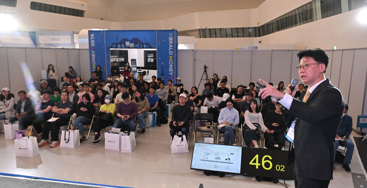 백종원 세무법인 와이즈 세무사가 3일 서울 중구 동대문디자인플라자에서 열린 헤럴드 머니페스타 2026에서 ‘서울 자가? 세금 모르면 더 냅니다’를 주제로 강연을 하고 있다. 올해로 3회째를 맞이한 ‘헤럴드머니페스타 2026’의 주제는 ‘머니 리밸런싱(Money Rebalancing·다시 맞추는 자산의 무게)’이다. 이번 행사에서는 국내 최고 전문가들이 투자 초심자부터 재테크 고수까지 다양한 계층을 대상으로 주식·부동산·금융상품·절세·가상자산을 총망라하는 재테크 정보를 제공한다. 임세준 기자