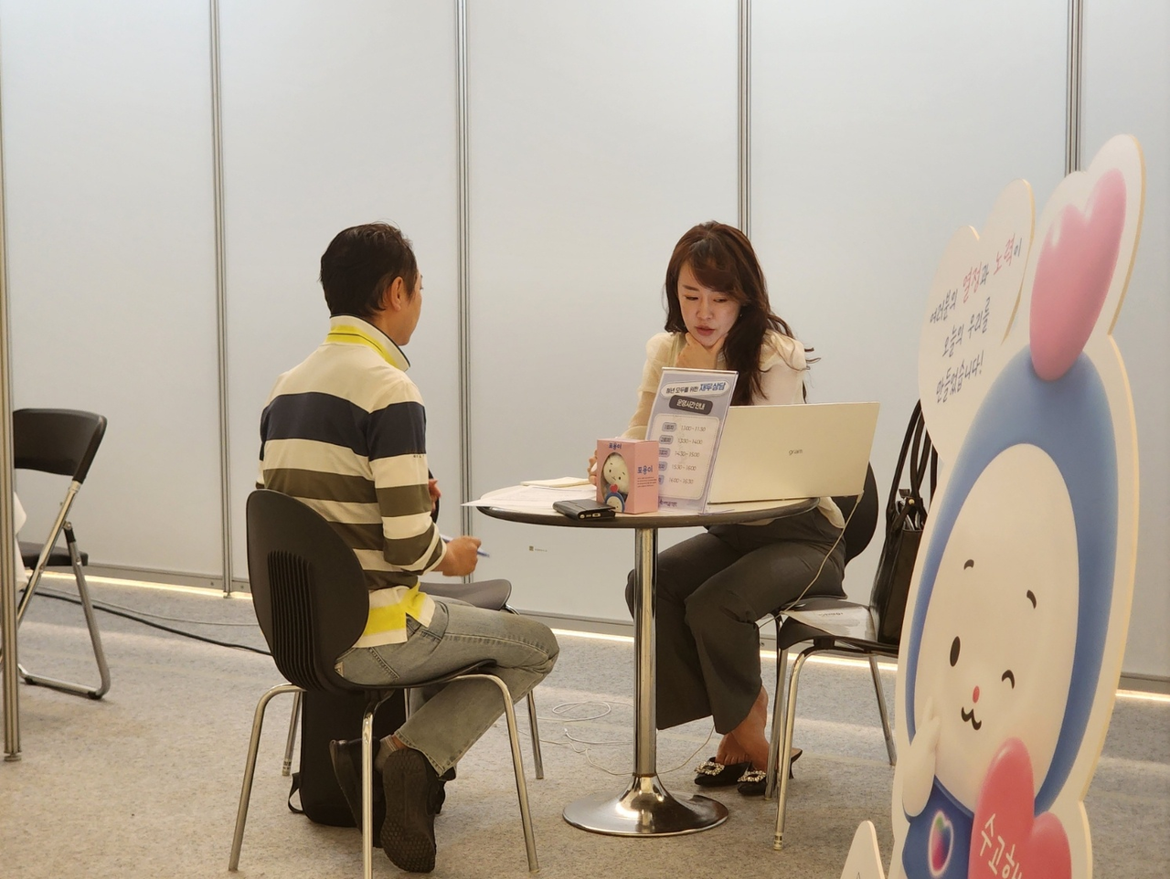 A financial counselor from the Korea Inclusive Finance Agency conducts a one-on-one consultation at the mutual-finance market during the Herald Money Festa 2026, held Friday and Saturday at Dongdaemun Design Plaza in Seoul. (Yoo Hye-rim)