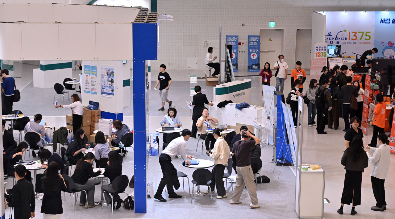 Visitors browse booths at Herald Money Festa 2026, held Saturday at Dongdaemun Design Plaza in Jung-gu, Seoul. Now in its third year, the festival is themed "Money Rebalancing: Recalibrating the Weight of Your Assets." Top domestic experts provide investment and financial planning information covering shares, real estate, financial products, tax savings and virtual assets for audiences ranging from beginners to seasoned investors.