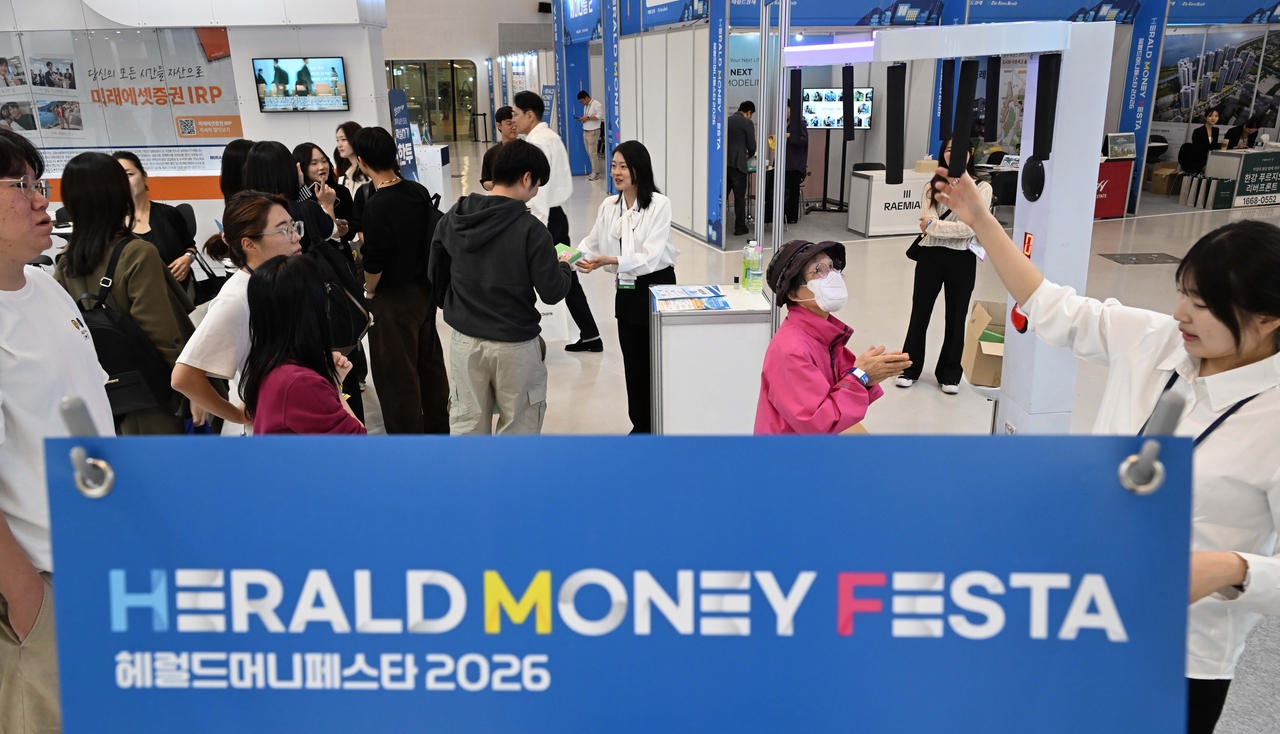 Visitors enjoy events at booths set up at Herald Money Festa 2026, held Saturday at Dongdaemun Design Plaza in Jung-gu, Seoul. Now in its third year, the festival is themed "Money Rebalancing: Recalibrating the Weight of Your Assets." Top domestic experts provide investment and financial planning information covering shares, real estate, financial products, tax savings and virtual assets for audiences ranging from beginners to seasoned investors.