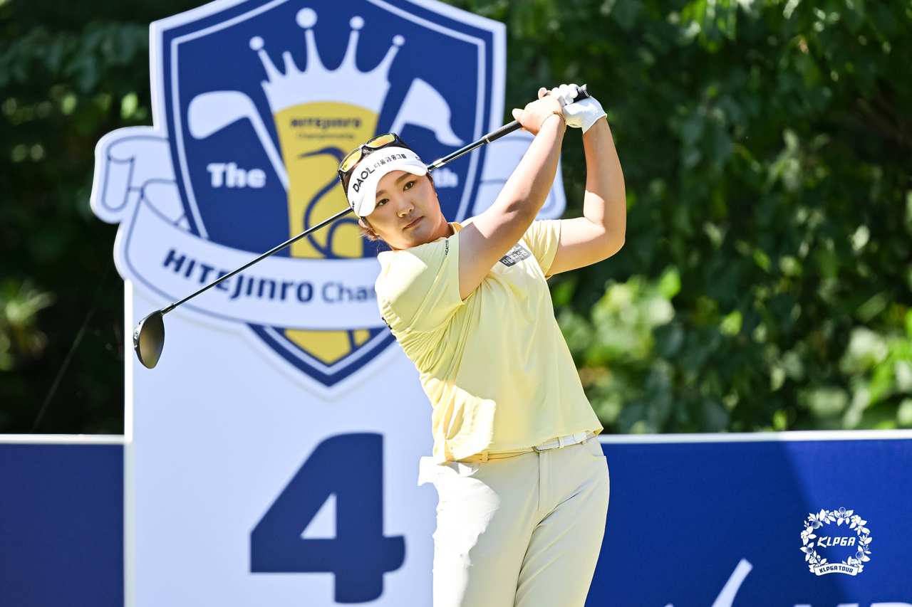 유해란이 4일 경기도 여주시 블루헤런 골프클럽에서 열린 KLPGA 투어 제26회 하이트진로 챔피언십 최종 라운드 4번 홀에서 티샷하고 있다. [KLPGA 제공]