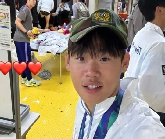 아시안게임 금메달 획득 직후 대회 기간 대표팀 내 있던 전역모를 쓰고 소셜미디어에 올린 23세 이하 축구대표팀 박승수. [박승수 SNS]