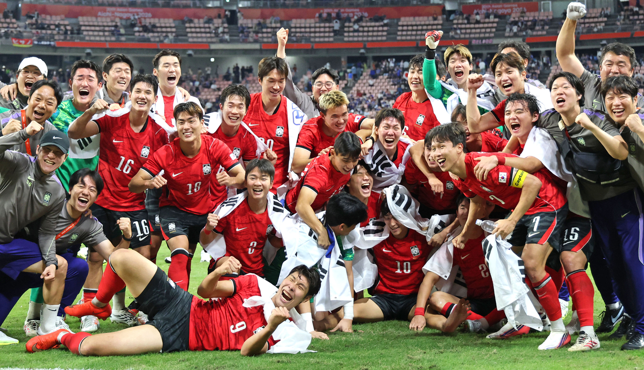 South Korean players celebrate after beating Japan 1-0 in the men's football gold medal match of the Aichi-Nagoya Asian Games at Toyota Stadium in Toyota, Japan, on Oct. 3, 2026. (Yonhap)