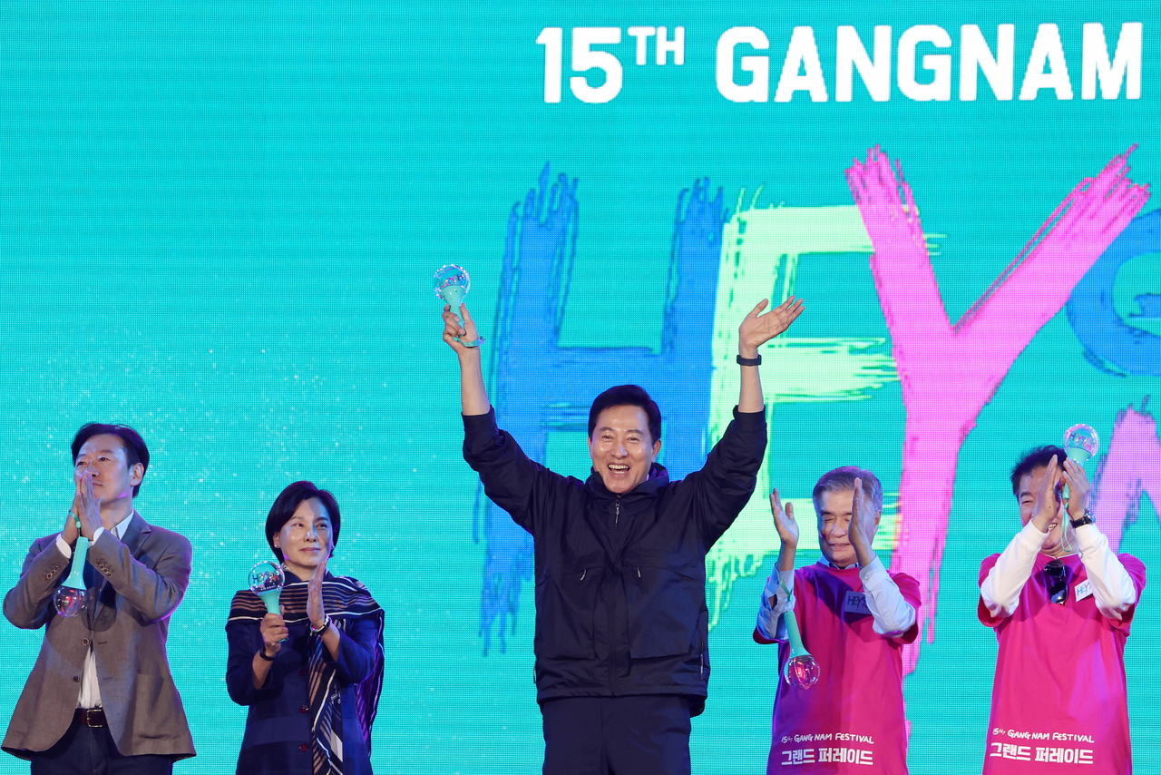 Seoul Mayor Oh Se-hoon (center) attends an opening event for the 2026 Gangnam Festival in Gangnam-gu, southern Seoul, on Saturday. (Yonhap)