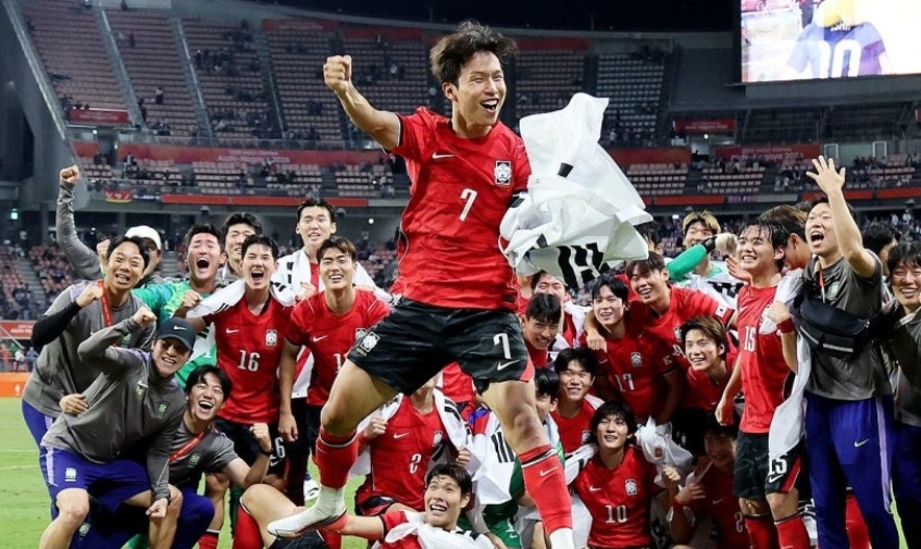 엄지성 맹활약 속 한국 축구 금메달. [연합]