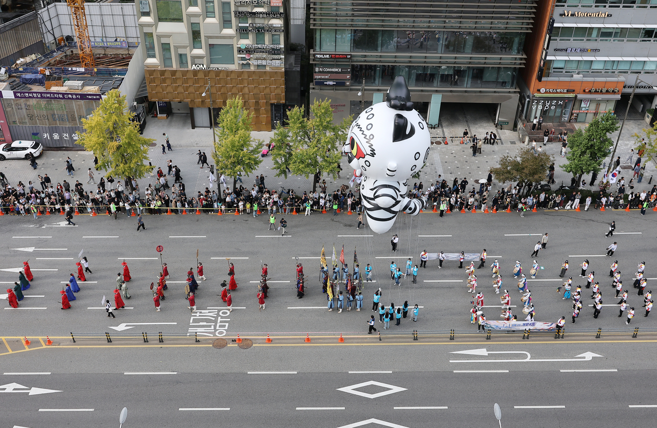 Crowds and giant character balloons fill Dosan-daero, a major avenue in Seoul’s Gangnam district, during the 2026 Gangnam Festival’s Grand Parade on Saturday. (Yonhap)