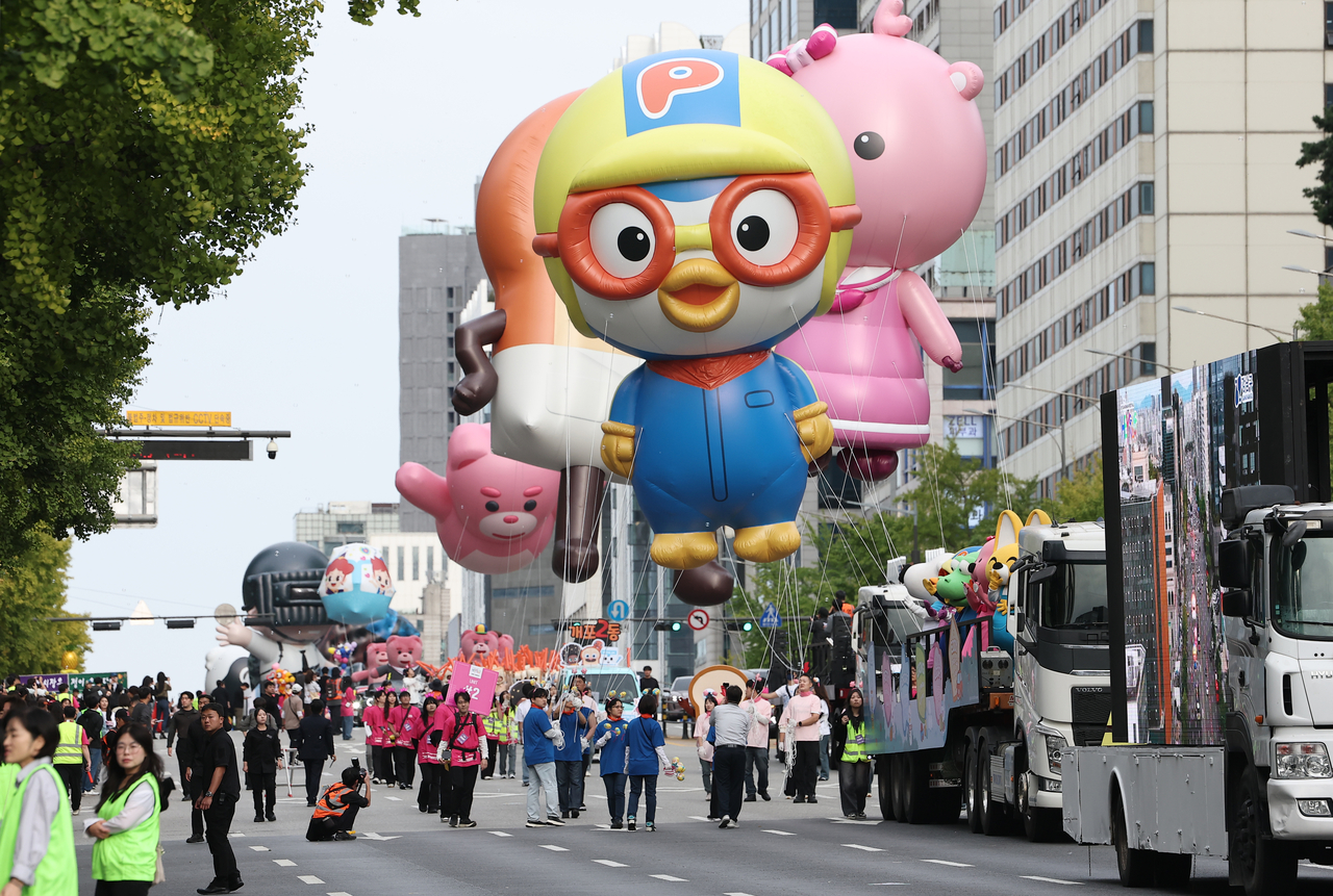 A giant Pororo balloon moves along Dosan-daero in Gangnam-gu, southern Seoul, during the Grand Parade of the 2026 Gangnam Festival on Saturday. (Yonhap)