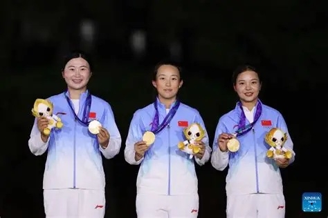China's women's national team celebrates after winning the team gold medal. [Photo = organizing committee]