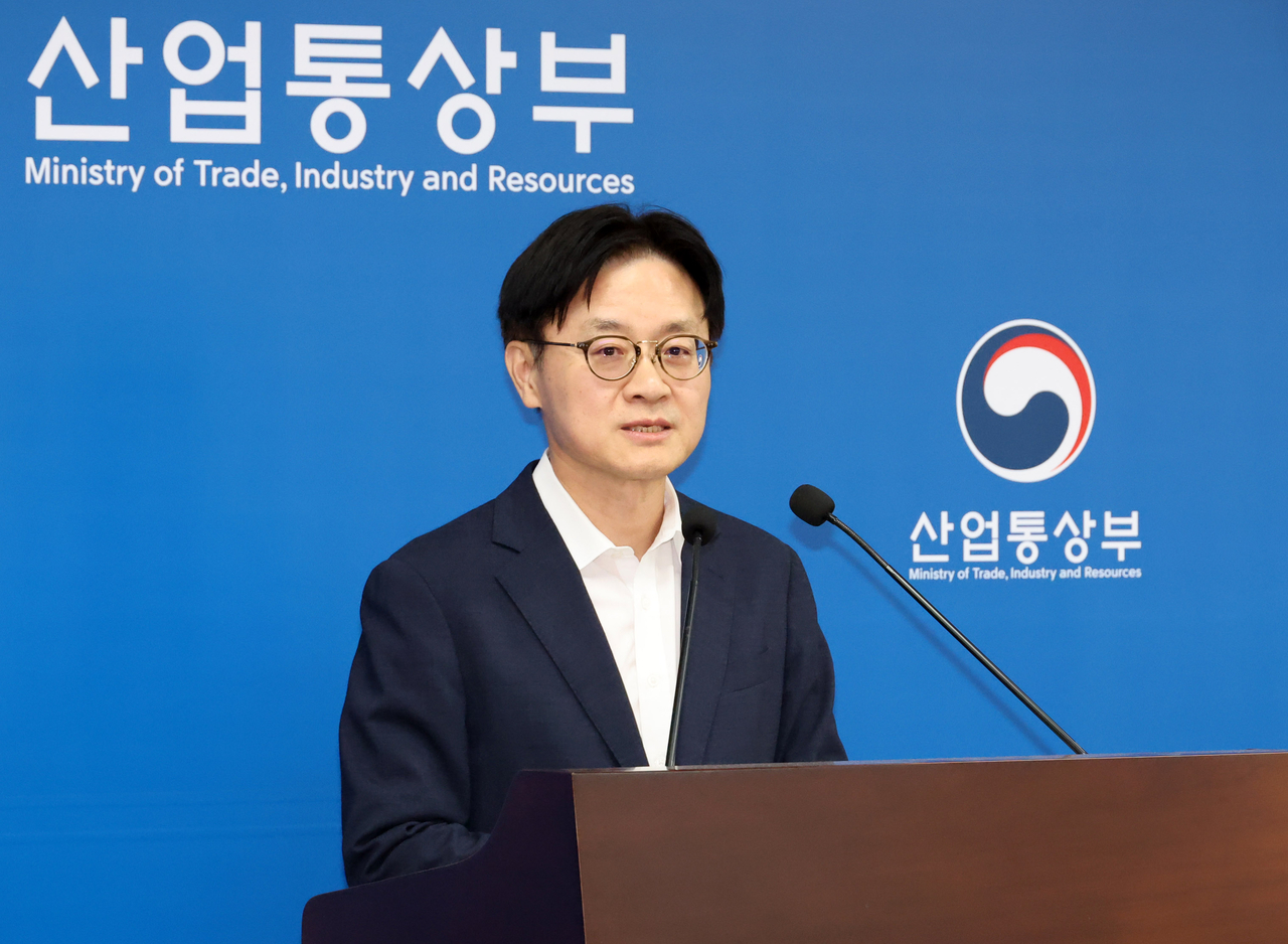 Industry Minister Kim Jung-kwan speaks during a briefing on South Korea’s US investment projects at the Government Complex Sejong on Thursday. (Newsis)