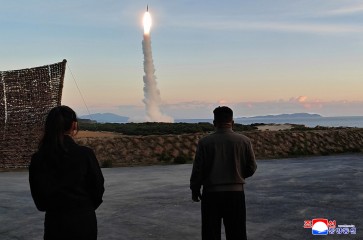 조선중앙통신은 3일 새벽 김정은 국무위원장이 참관한 가운데 북한 동부지역에서 조선동해로 중거리 전략미사일 발사훈련을 진행했다고 4일 보도했다. [연합]