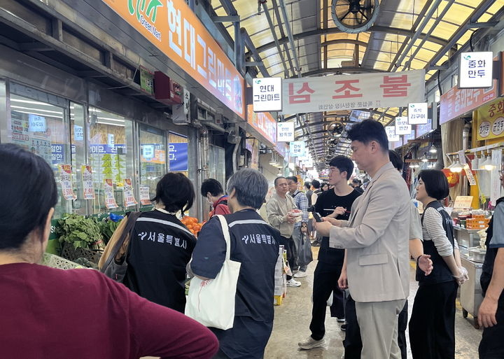 서울시 관계자들이 전통시장에서 김치 취급업소에 대한 민관합동 특별점검을 하고 있다. [서울시 제공]