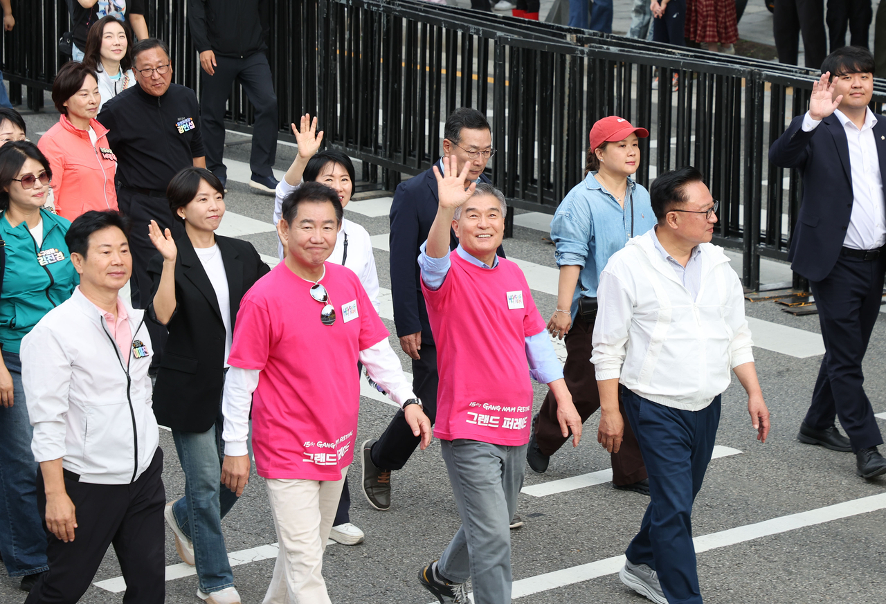 Gangnam-gu District Mayor Kim Hyun-ki walks in the Grand Parade along Dosandaero.