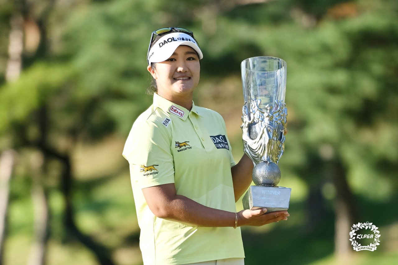우승 트로피를 들고 포즈를 취한 유해란. [사진=KLPGA]